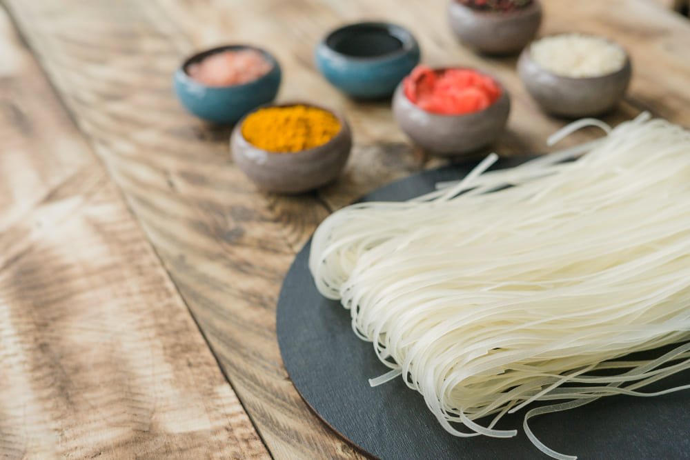 Making ready-made noodles in MOQ through OEM production for local and export markets